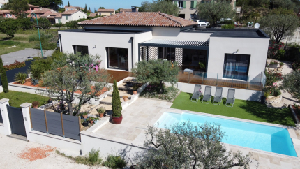 Maison contemporaine de plain-pied à Vaison-la-Romaine